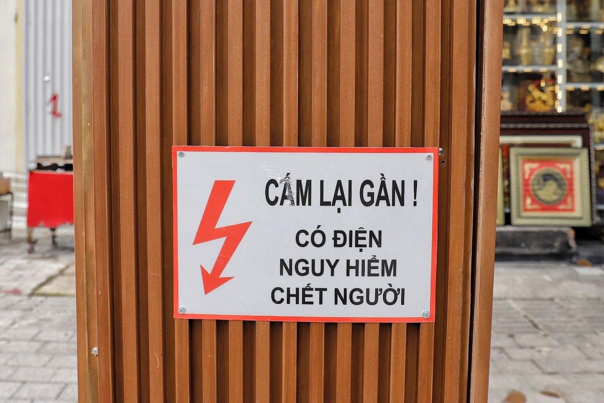 Để cảnh báo, tại khu vực có bốt điện được "mặc áo giáp" đều có dòng chữ cấm lại gần có điện nguy hiểm chết người.