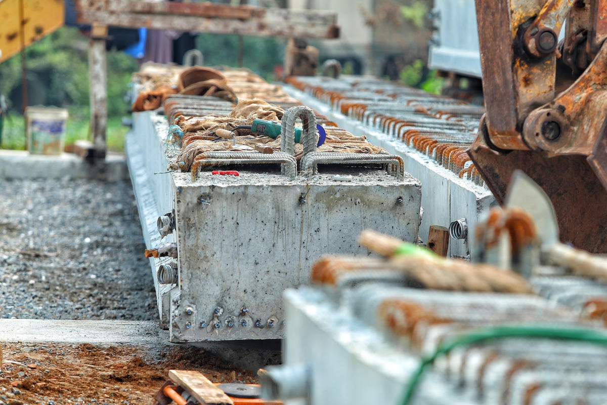 Trên tuyến có 7 cầu đường bộ và 1 cống hộp; 4 nút giao chính, trong đó các nút giao khác mức theo quy hoạch với Quốc lộ 21A, đường trục Bắc - Nam và Vành đai 4 sẽ thực hiện theo các dự án riêng.