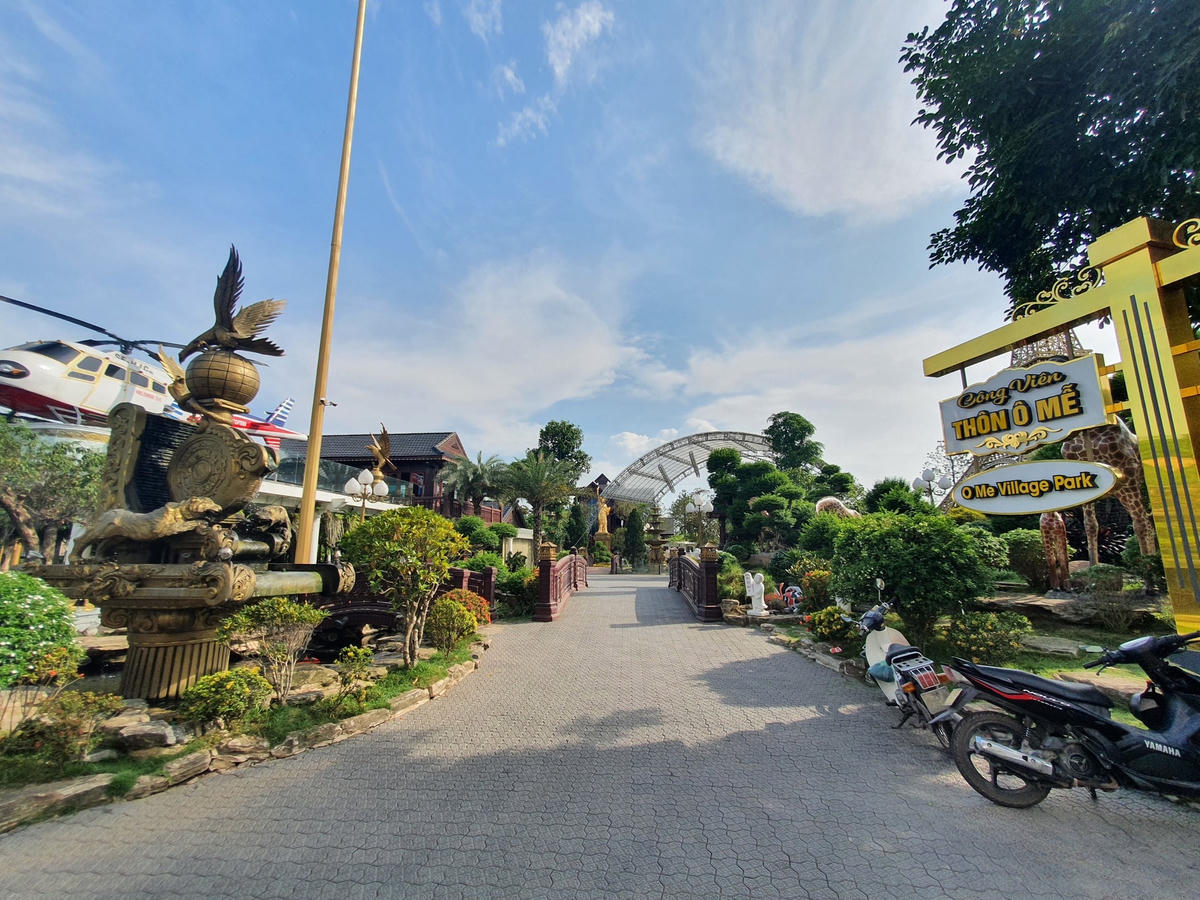 Khuôn viên quần thể công trình xây dựng trái phép trên đất nông nghiệp.