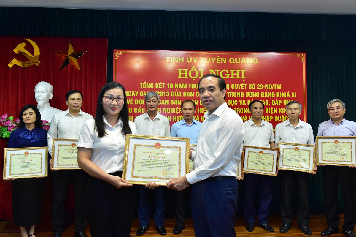 Ông Chẩu Văn Lâm, Bí thư tỉnh ủy Tuyên Quang tặng Bằng khen cho Trường THPT Dân tộc Nội trú tỉnh Tuyên Quang do đã đạt thành tích xuất sắc trong thực hiện NQ số 29-NQ/TW của BCH TW Đảng Khóa XI.