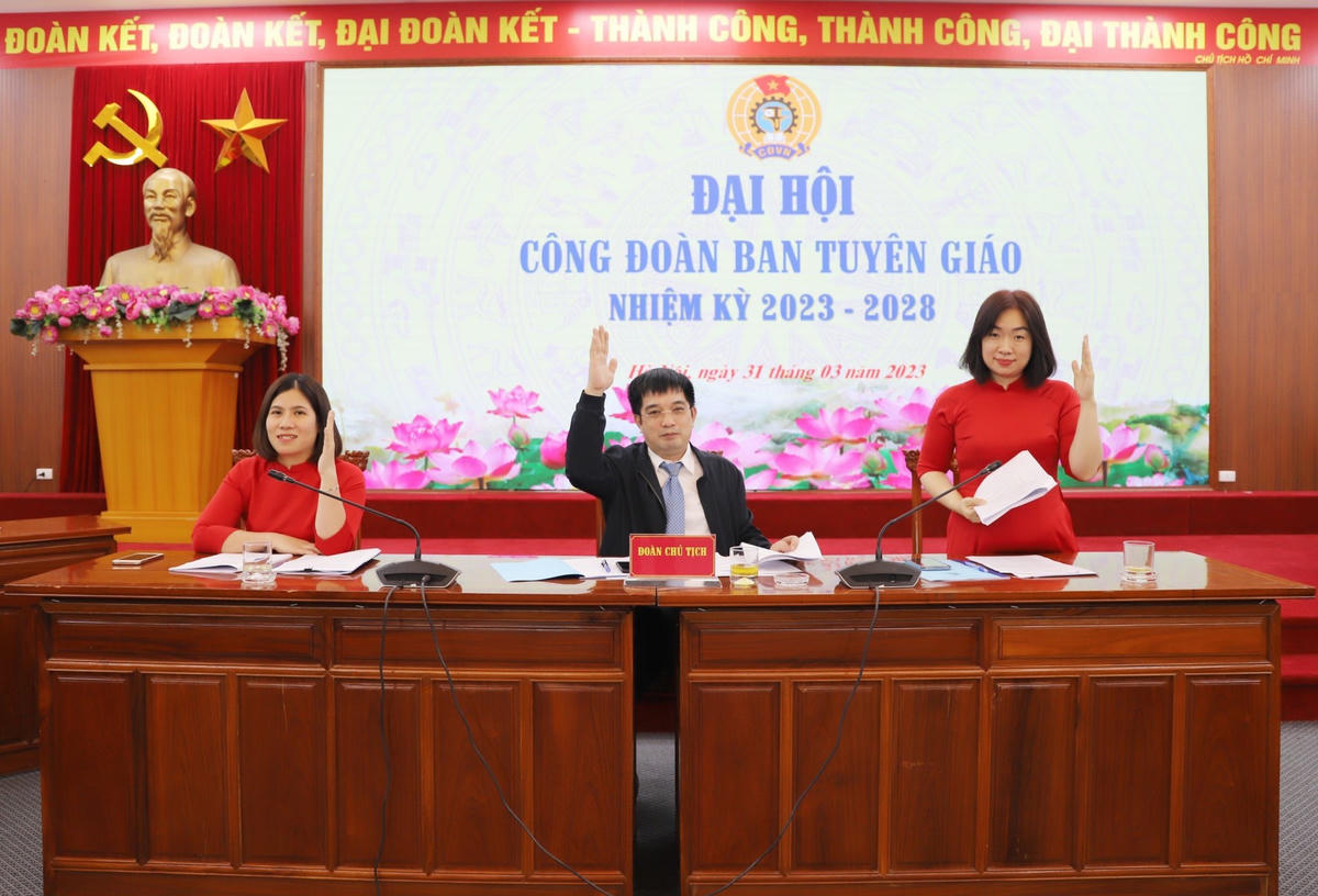 Đoàn Chủ tịch làm việc tại Đại hội.