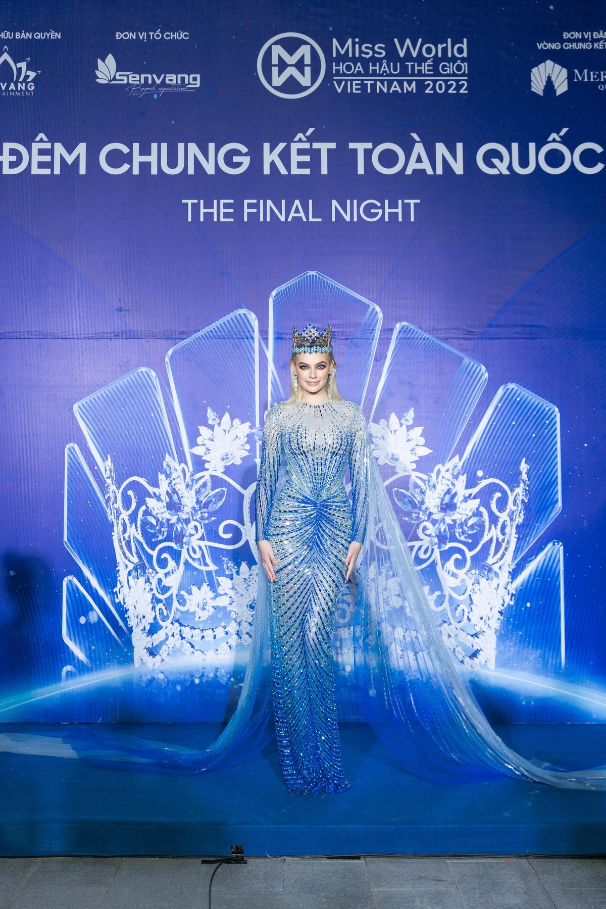 Đương kim Hoa hậu Thế giới 2021 - Karolina Bielawska khoe nét đẹp ngọt ngào như công chúa trong đầm dạ hội.