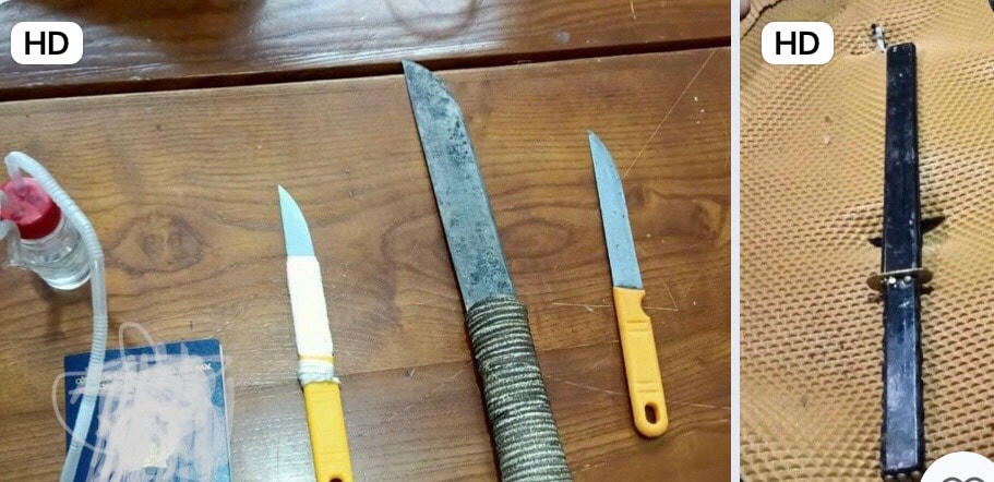 Một số dao, kiếm... thu giữ trong quá trình kiểm tra xe ô tô của các đối tượng.