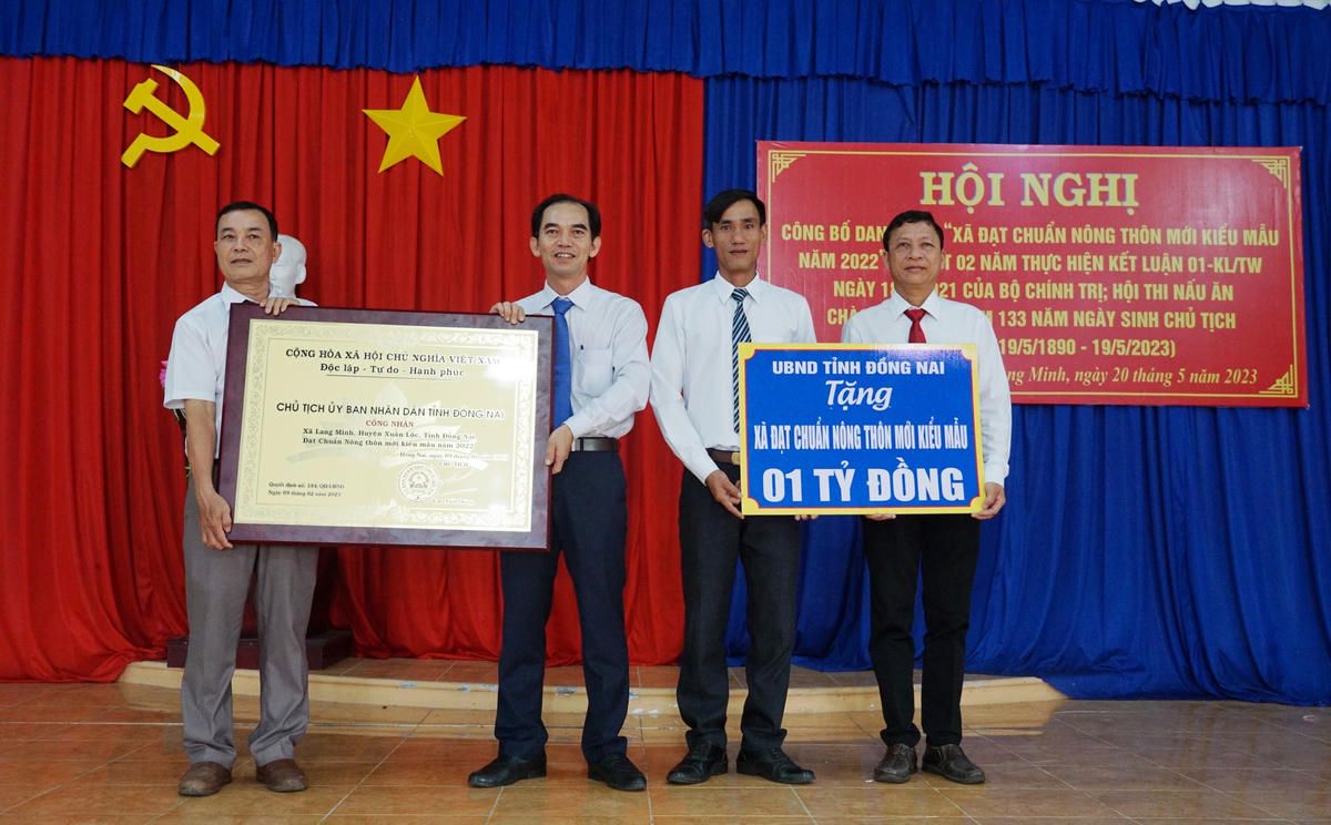 Đại diện lãnh đạo xã Lang Minh tiếp nhận Bằng công nhận xã đạt chuẩn NTM kiểu mẫu năm 2022. Ảnh: Mạnh Thìn.