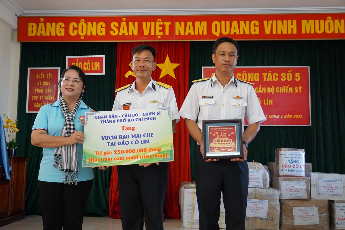 Bà Trần Kim Yến, Chủ tịch Ủy ban MTTQ Việt Nam TP Hồ Chí Minh, Phó trưởng đoàn công tác tặng quà cán bộ, chiến sĩ đảo Cô Lin. Ảnh: Mạnh Thìn.