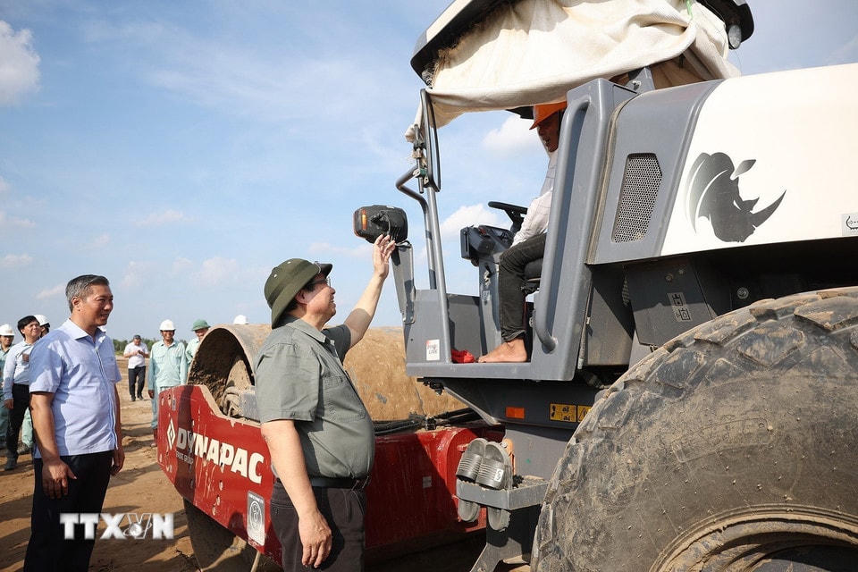 Thủ tướng Phạm Minh Chính động viên công nhân thi công dự án thành phần đoạn Hậu Giang-Cà Mau. (Ảnh: Dương Giang/TTXVN)