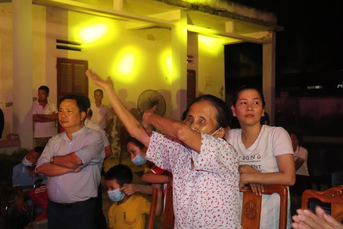 Niềm vui của người già, người khuyết tật trong Đêm hội Trăng Rằm.