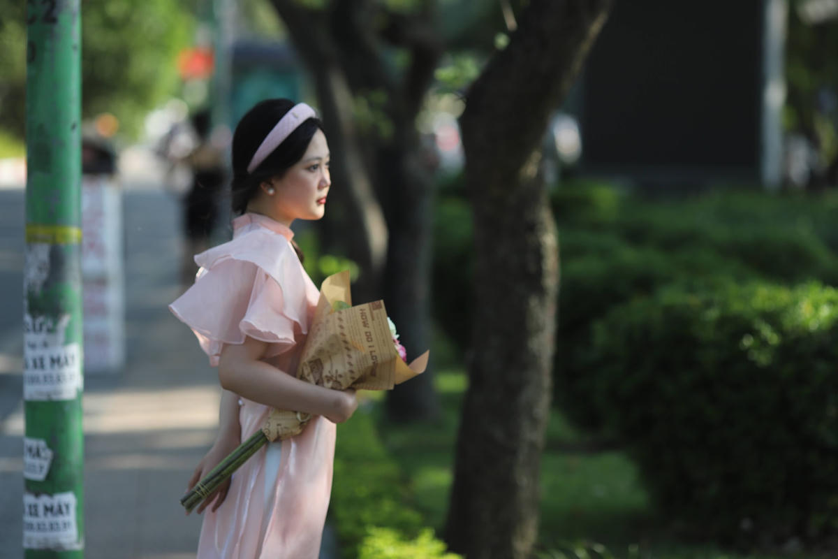 Ai nấy đều chọn cho mình những bộ quần áo đẹp để đến với hồ Tây chụp ảnh.