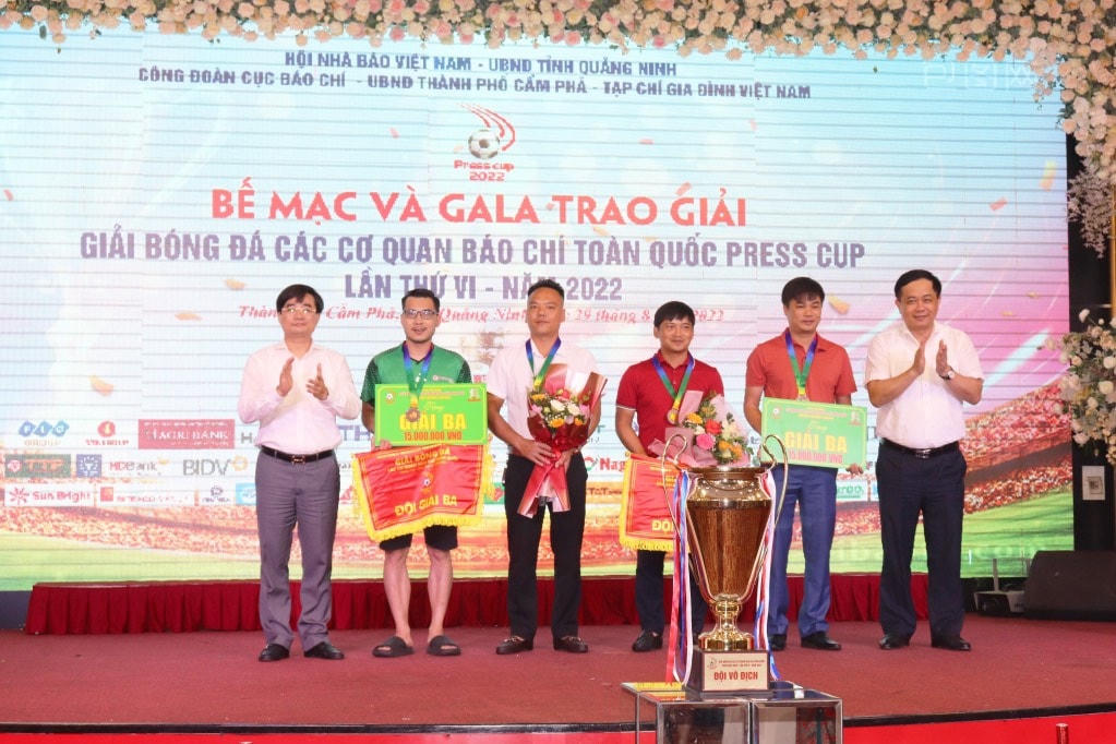 Báo điện tử VnExpress và FC Báo chí Thanh Hóa đồng giải Ba Press Cup năm 2022.