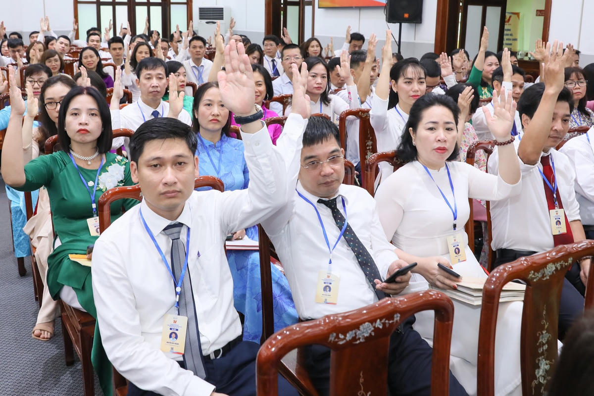 Các đại biểu biểu quyết thông qua Nghị quyết Đại hội Công đoàn Cơ quan Trung ương MTTQ Việt Nam lần thứ XIV, nhiệm kỳ 2023-2028.