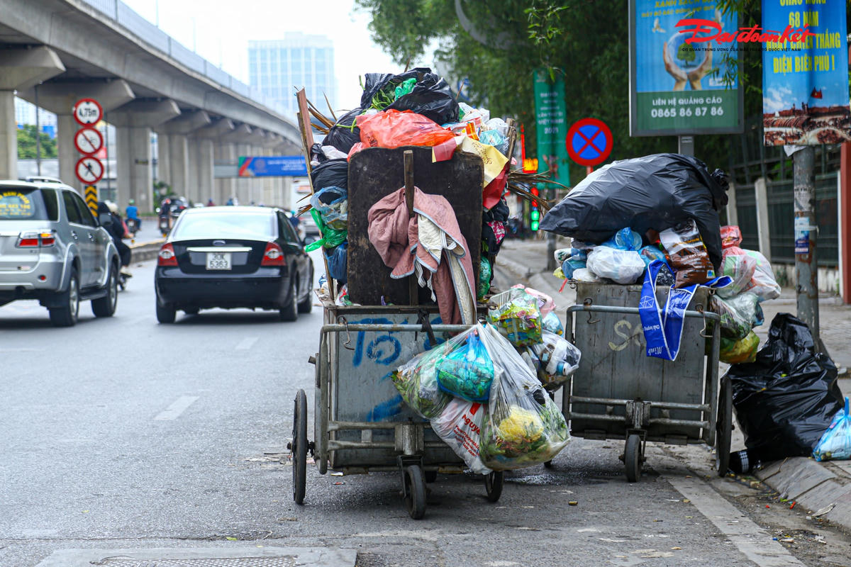 Hà Nội: Xe rác lấn chiếm lòng đường gây mất ATGT, ô nhiễm môi trường