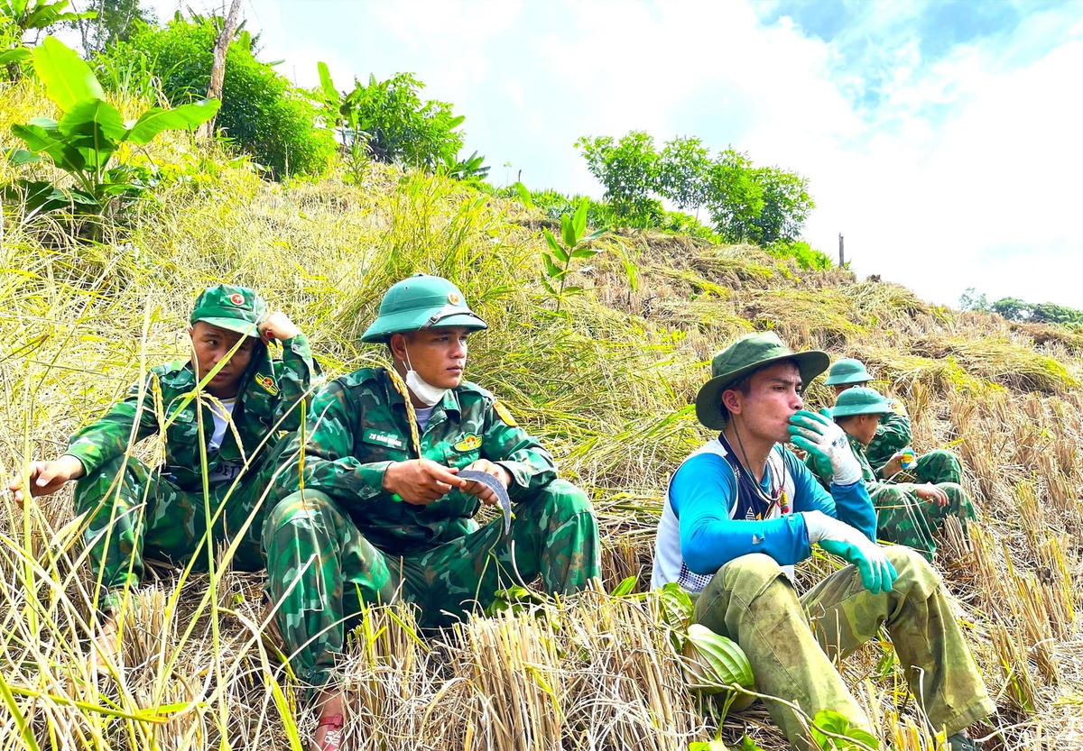 Chiến sĩ tranh thủ thời gian nghỉ ngơi ngay trên nương rẫy.