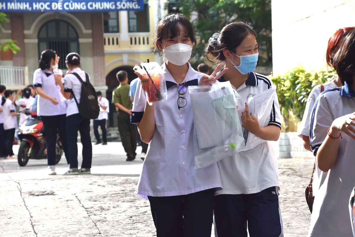 Thí sinh vui vẻ sau môn thi Toán.