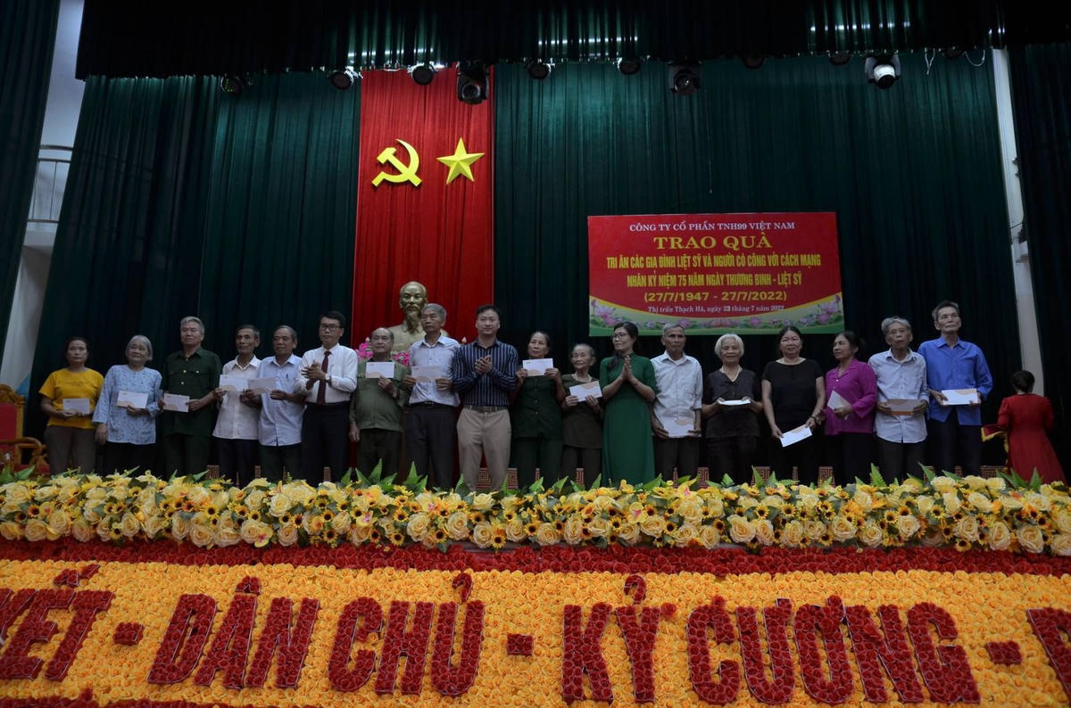 Công ty Cổ phần TNH99 Việt Nam trao quà, tri ân các gia đình liệt sỹ và người có công với cách mạng.
