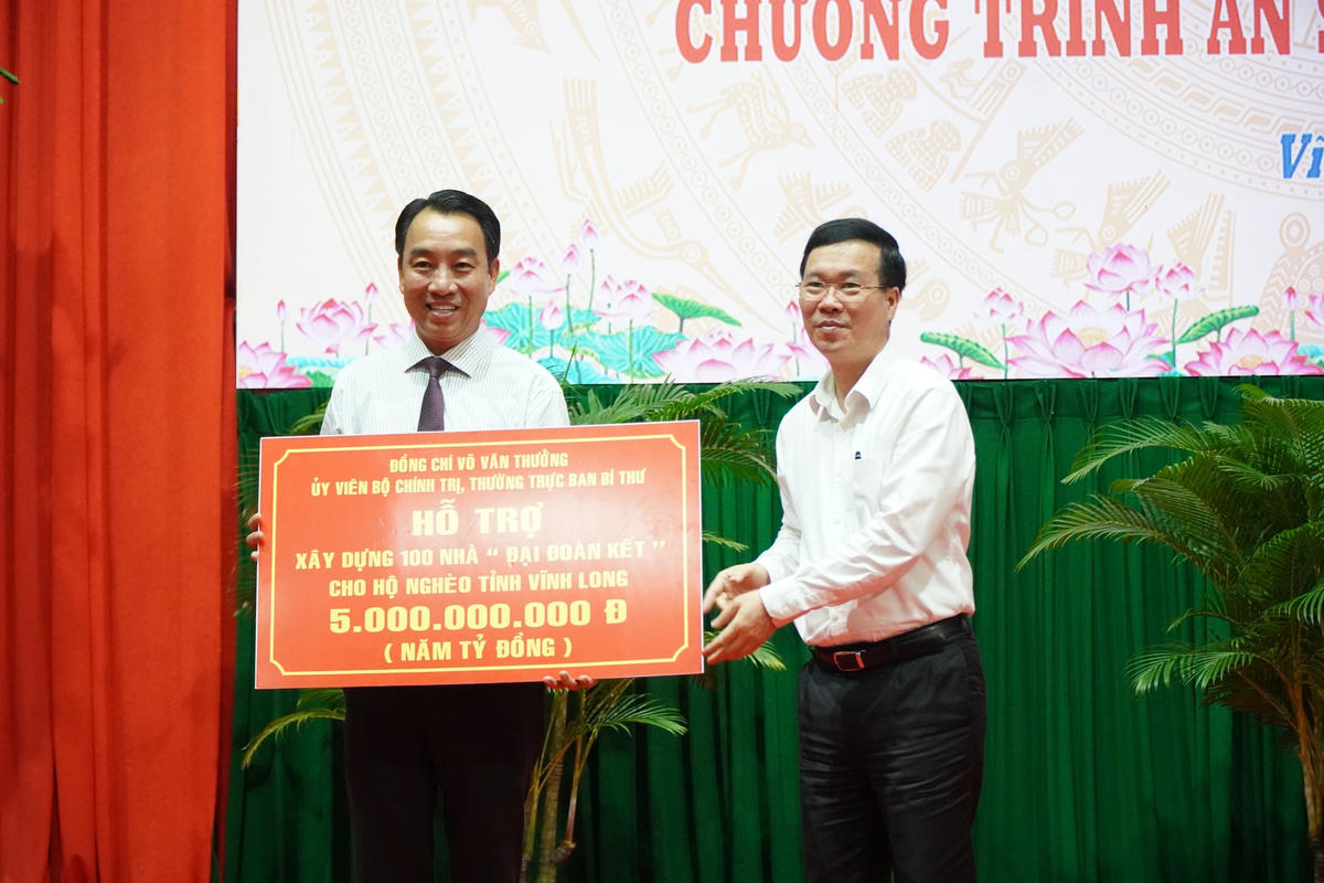 Ông Võ Văn Thưởng, Uỷ viên Bộ Chính trị, Thường trực Ban Bí thư trao hỗ trợ 5 tỷ đồng xây dựng 100 căn nhà Đại đoàn kết cho hộ nghèo tỉnh Vĩnh Long.