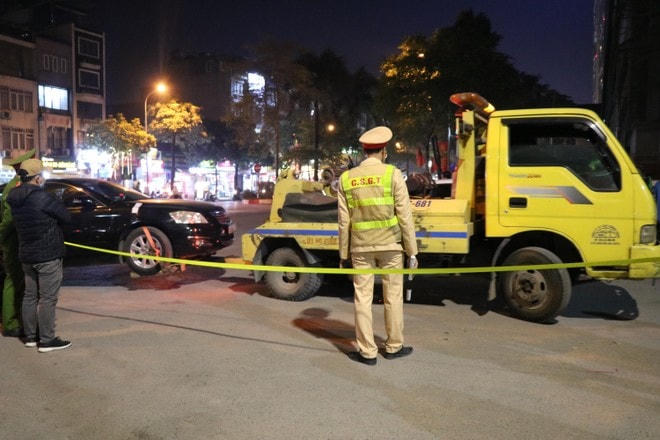 Xe cẩu được điều đến hiện trường đưa xe về nơi tạm giữ.