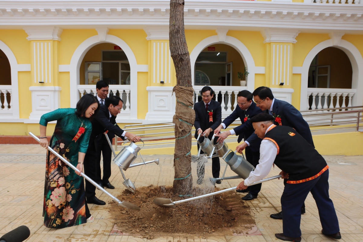 Các đại biểu trồng cây lưu niệm trong khuôn viên trường.