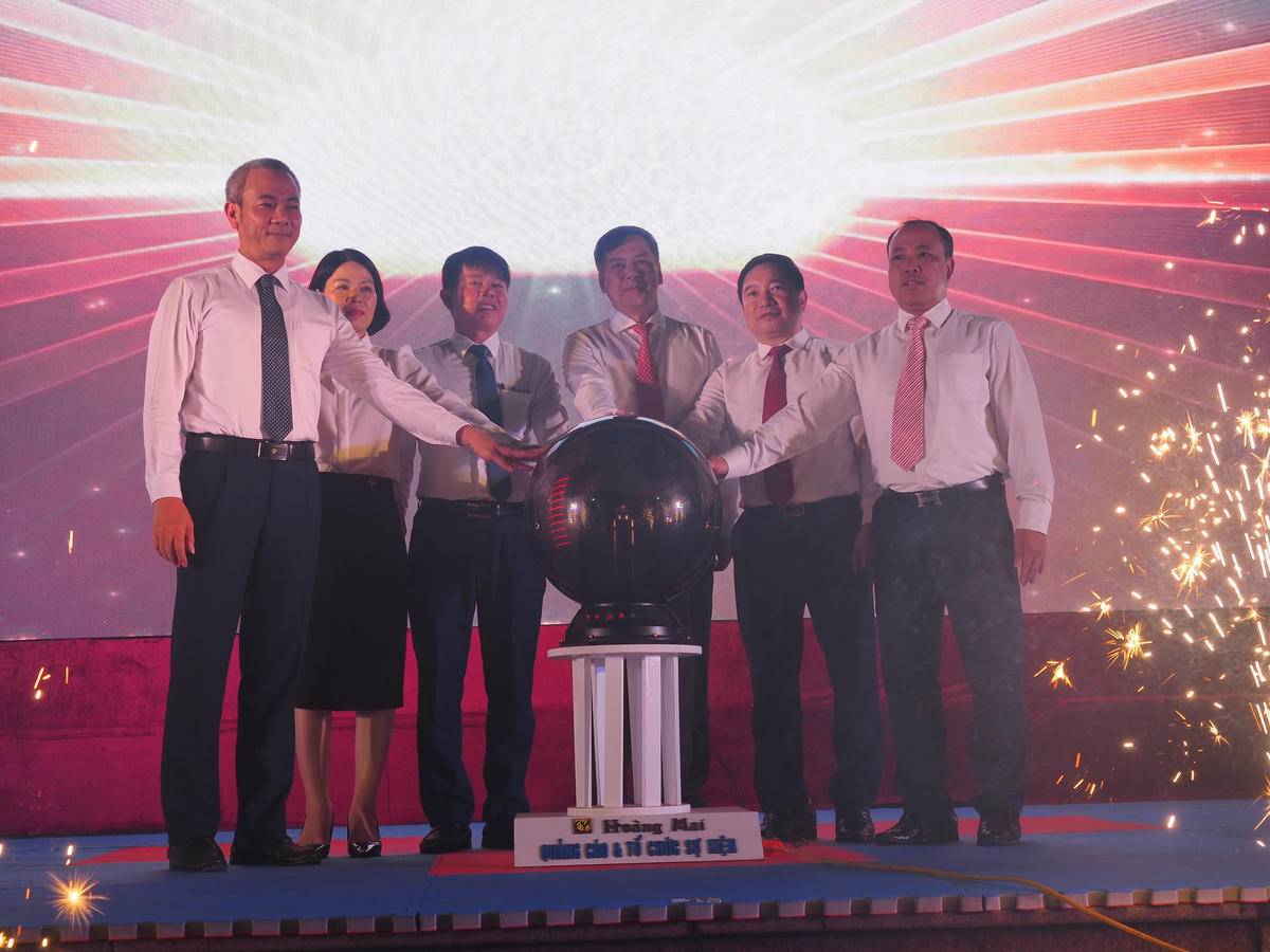 Phó Chủ tịch UBND tỉnh Trần Lê Đoài cùng lãnh đạo các sở, ban, ngành liên quan của tỉnh thực hiện nghi thức khai mạc “Ngày Sách và Văn hóa đọc Việt Nam tỉnh Nam Định năm 2023”.