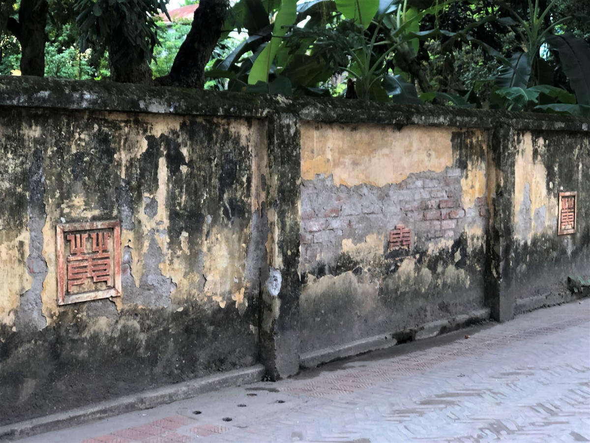 Đoạn tường “cũ” kéo dài ở giữa xóm 3 là một điểm nhấn của làng.