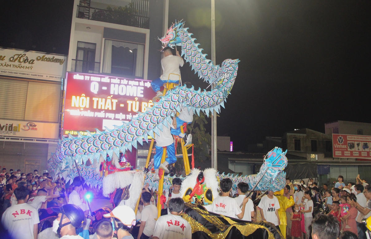 Nhiều người dân ở TP Tam Kỳ đứng xem múa lân.