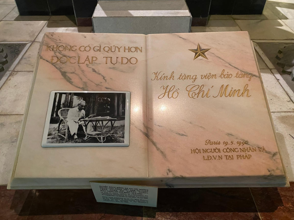 Bảo tàng Hồ Chí Minh thu hút đông đảo khách tham quan