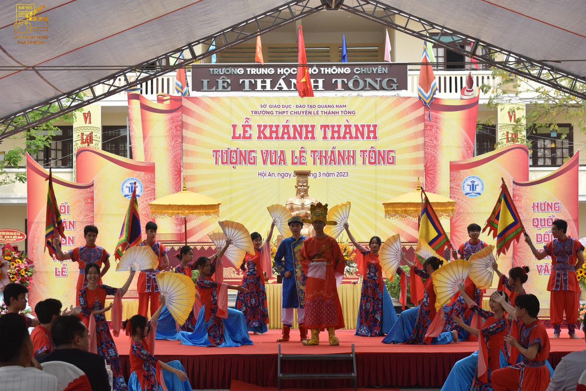 Một tiết mục văn nghệ chào mừng ngày khánh thành tượng vua Lê Thánh Tông.
