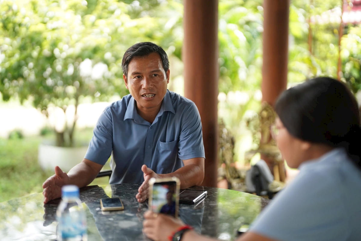 Ông Nguyễn Văn Khuyên, phó Tổng Giám đốc công ty Chư Sê-Kampong Thom chia sẻ về các sáng kiến hữu ích trong sản xuất. (ảnh Đoàn Xá).