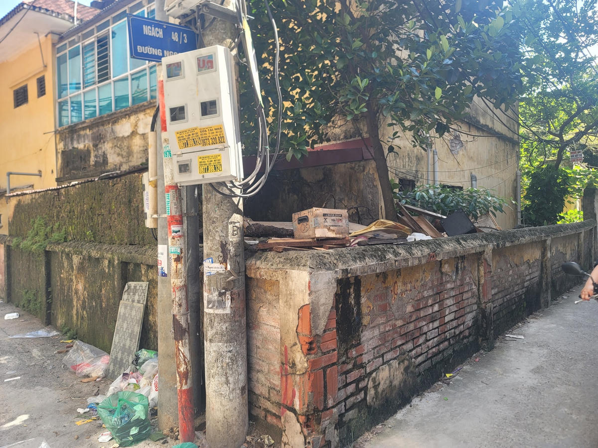 Một góc trường trở thành nơi tập kết rác.