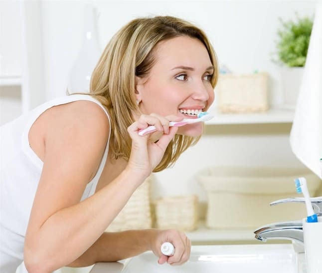 Vệ sinh răng miệng đúng cách góp phần giảm xuất hiện tình trạng răng ê buốt.  
