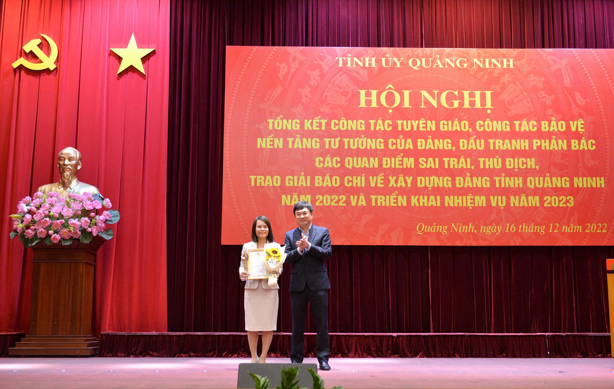 Phó Bí thư Thường trực Tỉnh ủy Quảng Ninh Ngô Hoàng Ngân trao Giải Đặc biệt Giải Búa liềm vàng tỉnh Quảng Ninh lần thứ III - năm 2022.