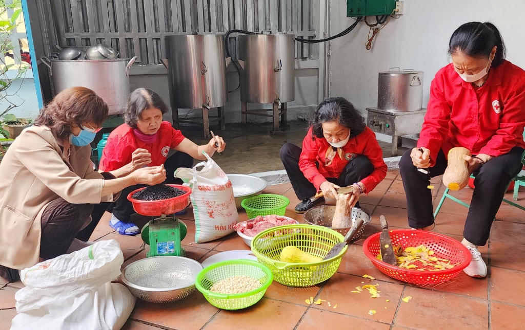 Các hội viên Chi hội CTĐ khu 6 (phường Thanh Sơn, TP Uông Bí) chuẩn bị "Nồi cháo nhân đạo" phục vụ bệnh nhân đang điều trị tại Bệnh viện Việt Nam - Thụy Điển Uông Bí. Ảnh: QMG.
