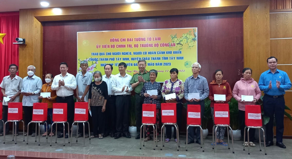 Bộ trưởng Bộ Công an Tô Lâm, Phó Chủ tịch – Tổng Thư ký Lê Tiến Châu cùng các lãnh đạo Trung ương, lãnh đạo Tây Ninh trao quà cho người nghèo