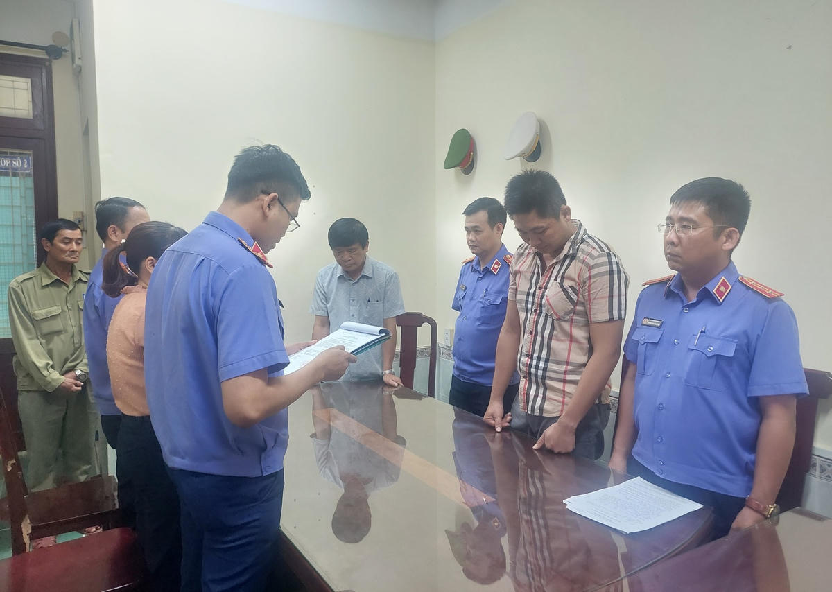 Lãnh đạo Viện KSND tối cao tống đạt các quyết định khởi tố bị can đối với Nguyễn Bá Nhật và Hà Trần Vũ.