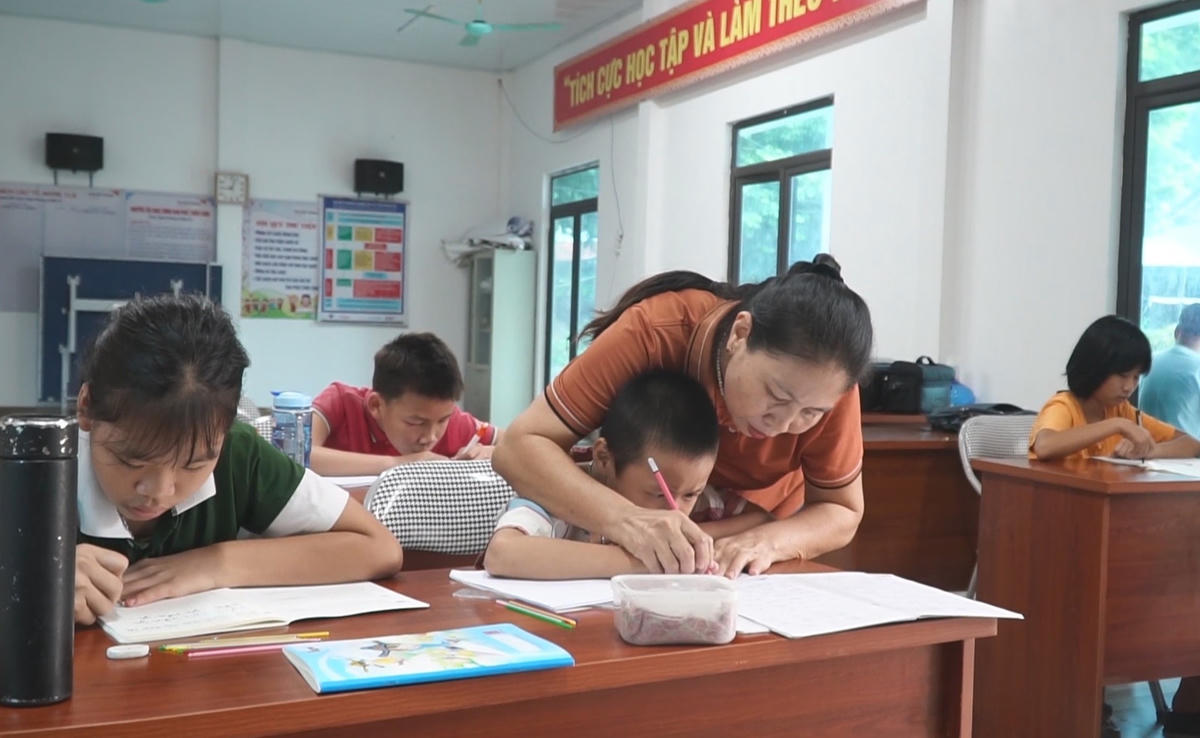 Nhờ sự uốn nắn, chỉ dạy tận tình, nhiều em học sinh đã biết đọc, biết viết, tự chăm sóc được bản thân. Ảnh: Ngô Hùng