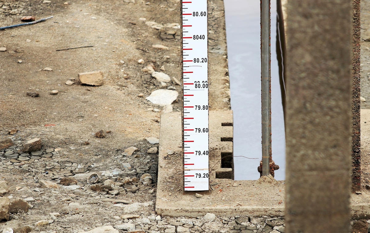 Nhiều điểm trong hồ cạn trơ đáy.