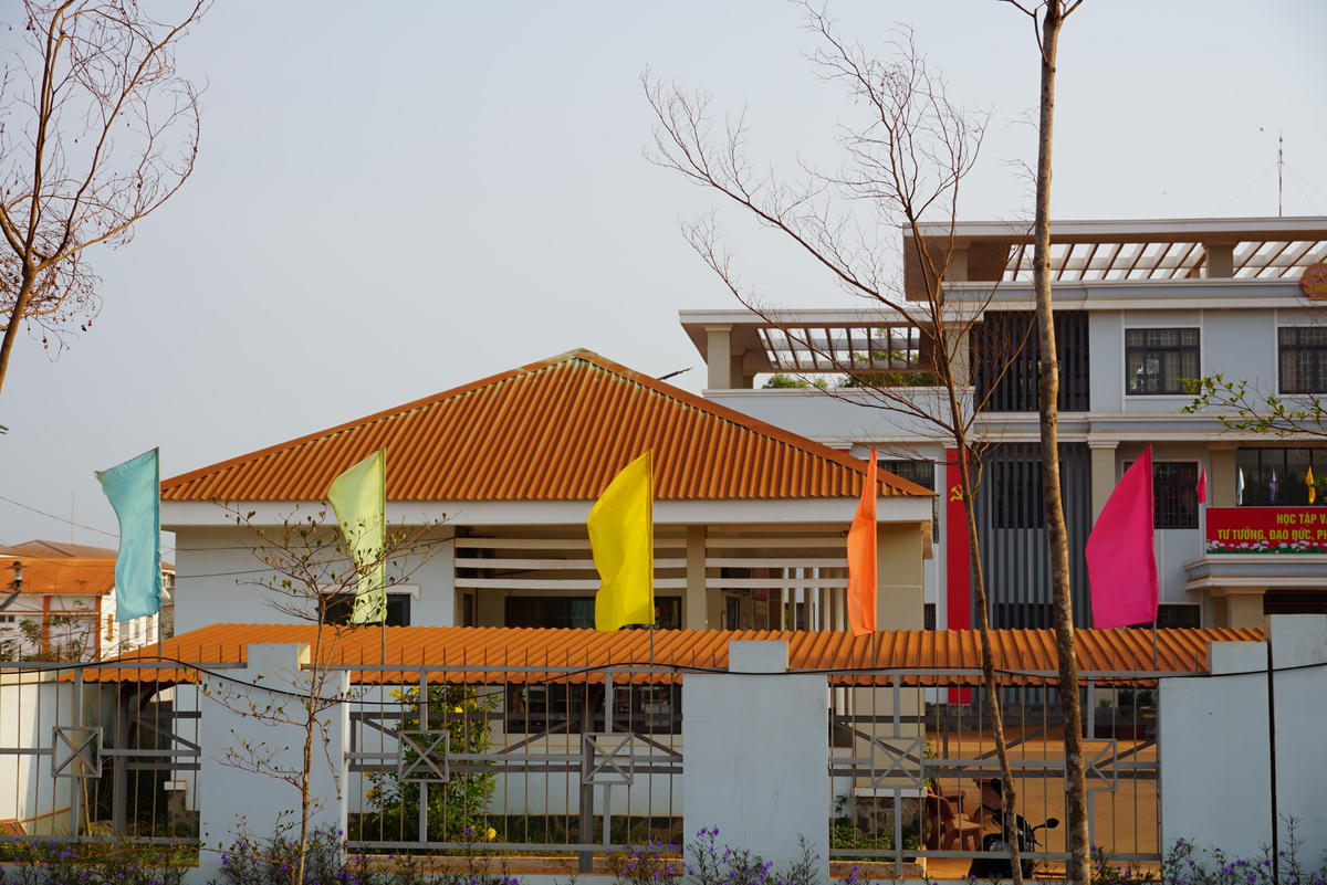 Trước đó mai tôn của trụ sở bộ phận một cửa xã Bình Sơn màu xanh giờ đã chuyển sang màu đỏ bởi một lớp bụi dày.