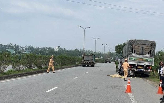 Xe máy BKS: 92H1-729.02 tông vào đuôi xe tải đậu bên đường.