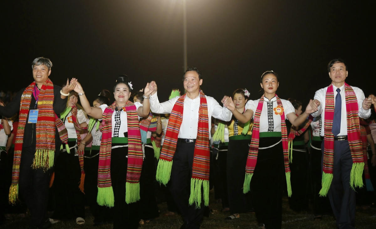 Đại biểu cùng hoà nhịp trong điệu xoè.