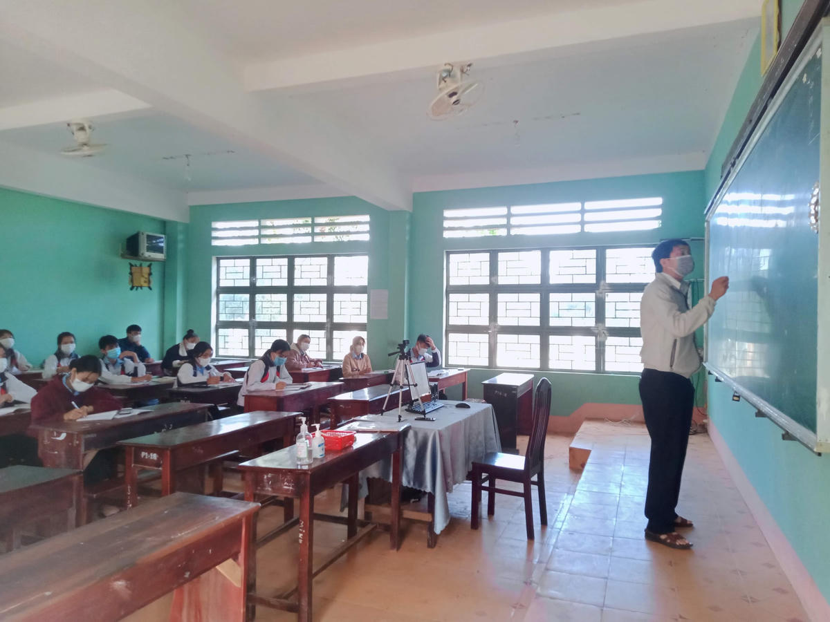 Lớp học thông minh của Trường THPT Trường Chinh - kết hợp dạy tiếp và trực tuyến trong khoảng thời gian dịch Covid-19 tác động.