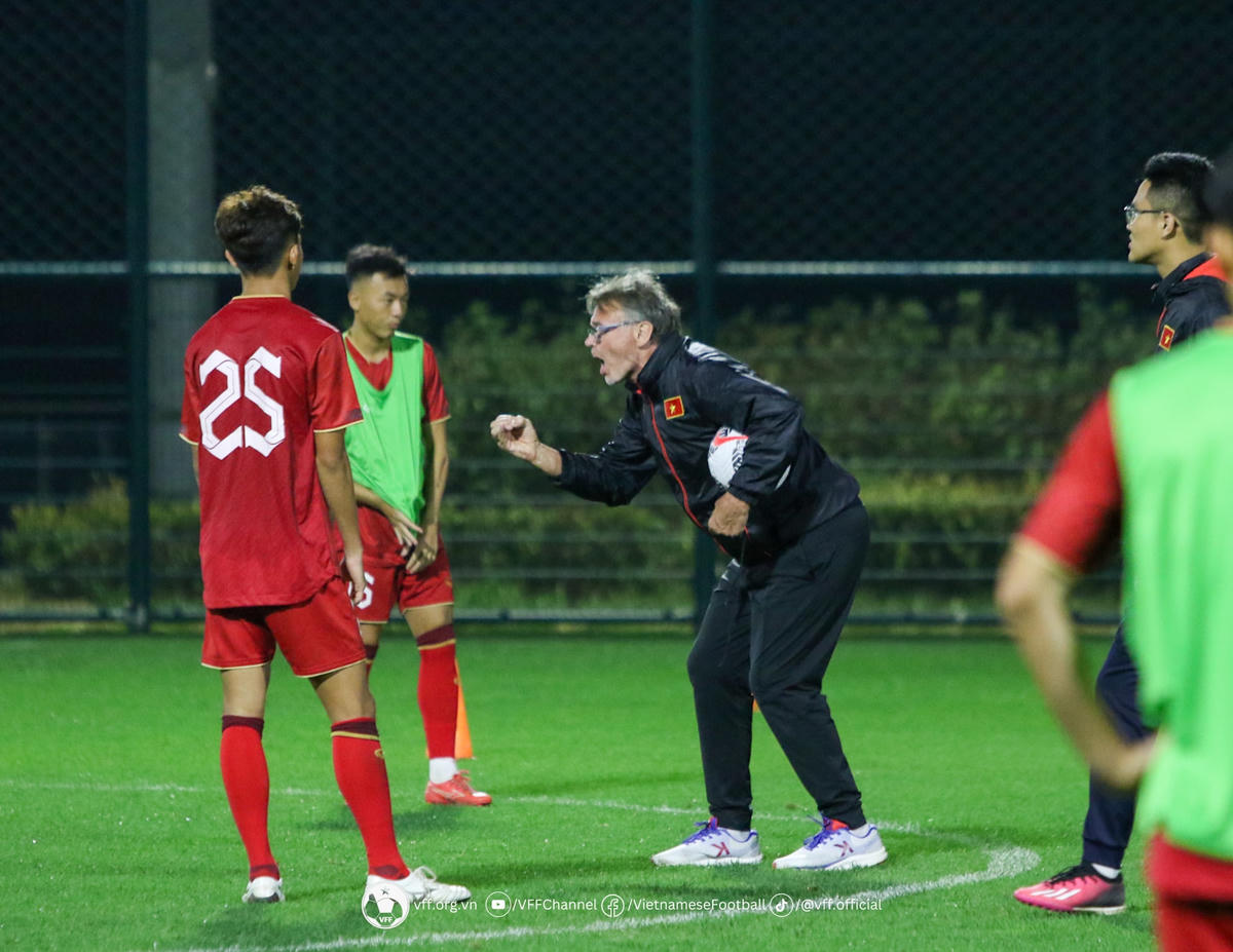 HLV Philippe Troussier hướng dẫn học trò tập luyện. Ảnh: VFF.