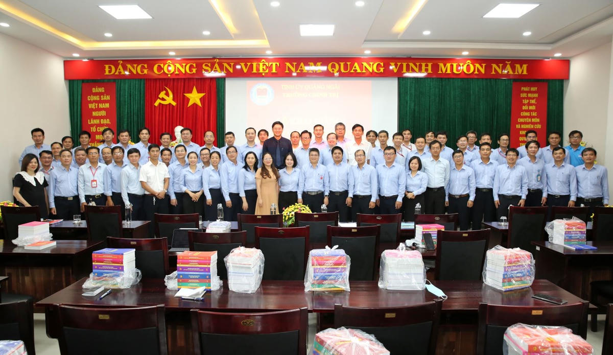 Lớp Trung cấp lý luận chính trị K22C01 khóa 2022-2023 chụp ảnh lưu niệm.