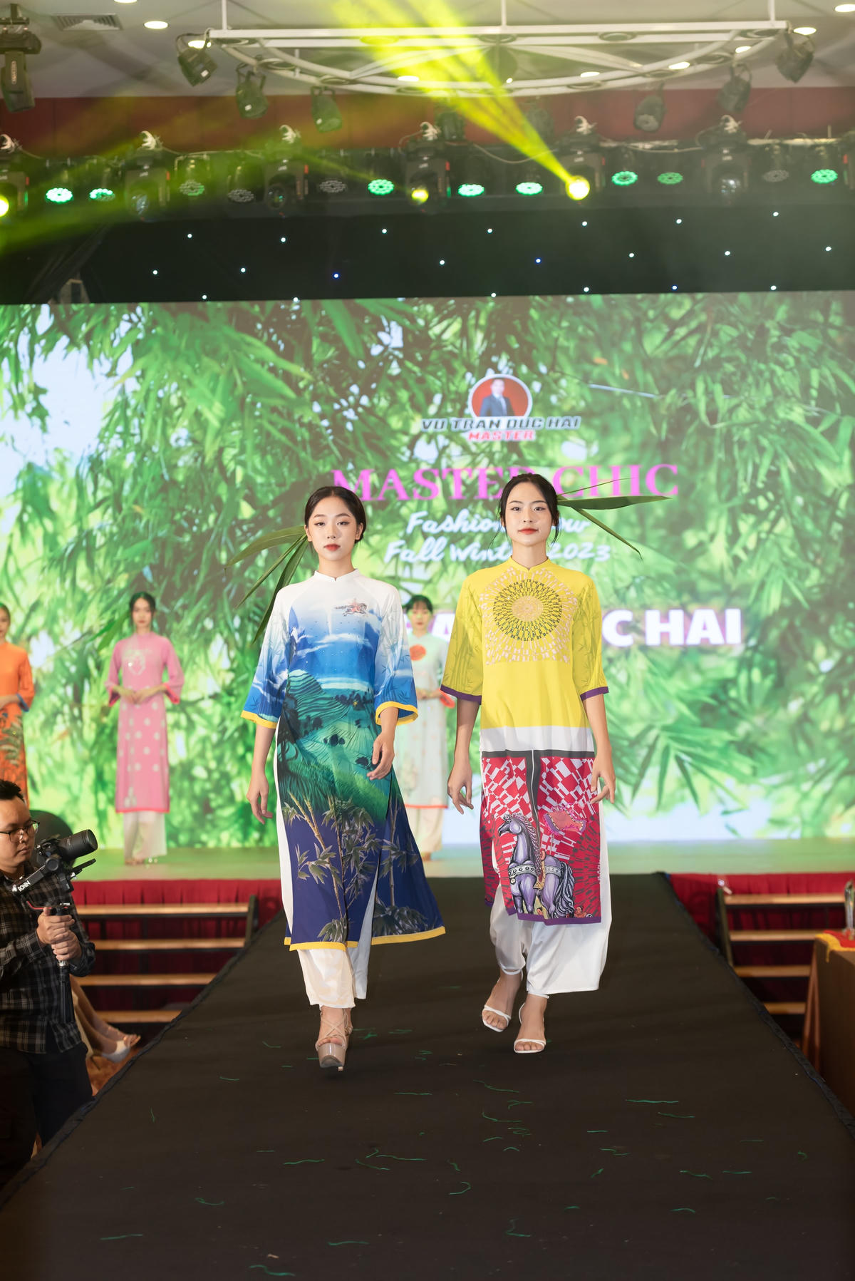 Chiều 13/10, fashion show "Việt Nam tỏa sáng” do Học viện Thiết kế Thời trang Vu Tran Duc Hai tổ chức đã diễn ra tại Trung tâm phát triển Phụ Nữ Việt Nam (số 20 Thụy Khuê, Tây Hồ, Hà Nội).