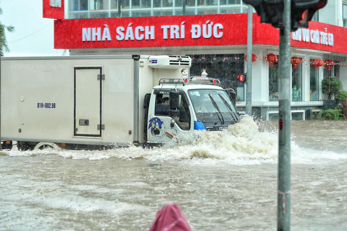 Đến hơn 9h, nhiều tuyến phố trên địa bàn nội đô xuất hiện úng ngập cục bộ, như: Bùi Xương Trạch, Nguyễn Trãi, Quan Nhân (Thanh Xuân); Phan Văn Trường, Trần Bình, Đỗ Đức Dục, Trần Cung, Hoa Bằng, Khu đô thị Resco, Phan Bội Châu - Lý Thường Kiệt, Thụy Khuê; Tô Hiệu, Lê Lợi, Quyết Thắng, Quang Trung (Hà Đông); Triều Khúc, Ngọc Hồi,...