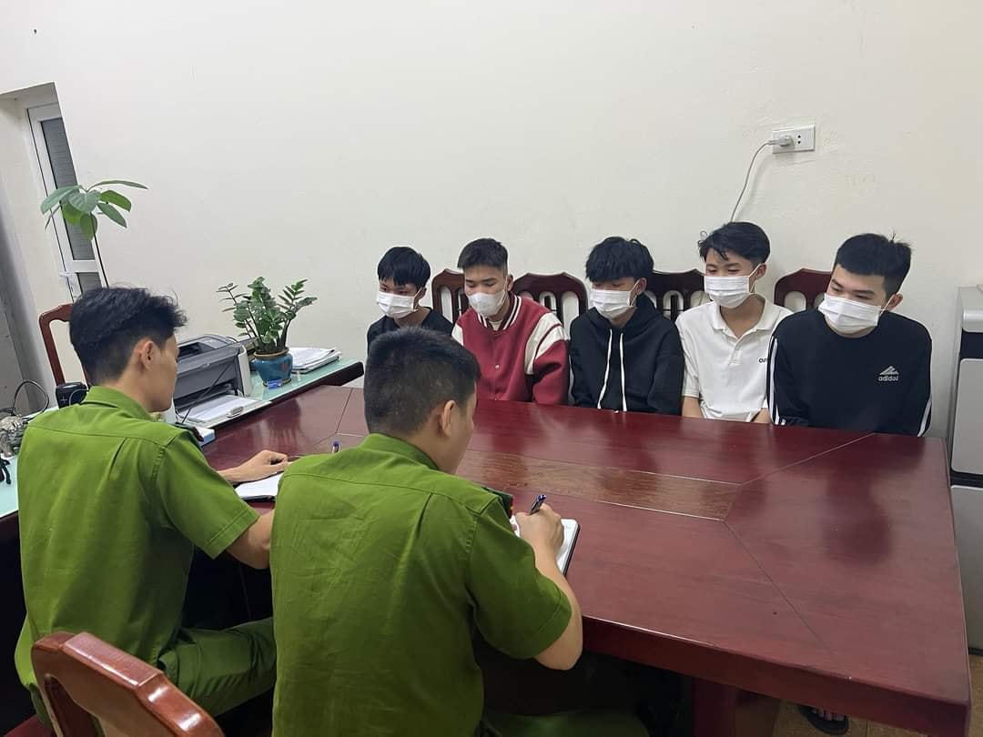 Công an huyện Yên Thủy lấy lời khai các đối tượng.