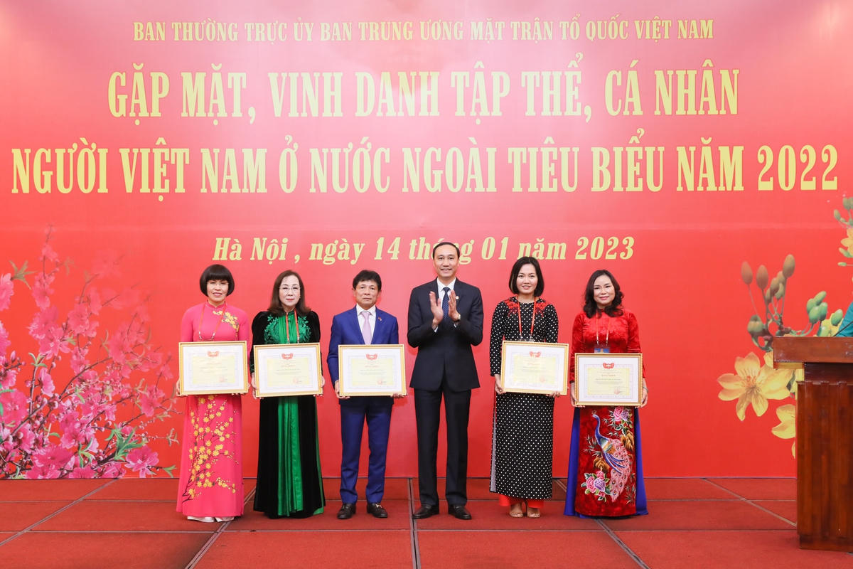 Phó Chủ tịch Phùng Khánh Tài trao bằng khen cho các tập thể có thành tích xuất sắc.