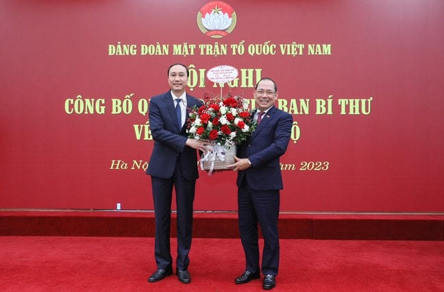 Phó Chủ tịch UBTƯ MTTQ Việt Nam Phùng Khánh Tài tặng hoa chúc mừng ông Hoàng Công Thủy.