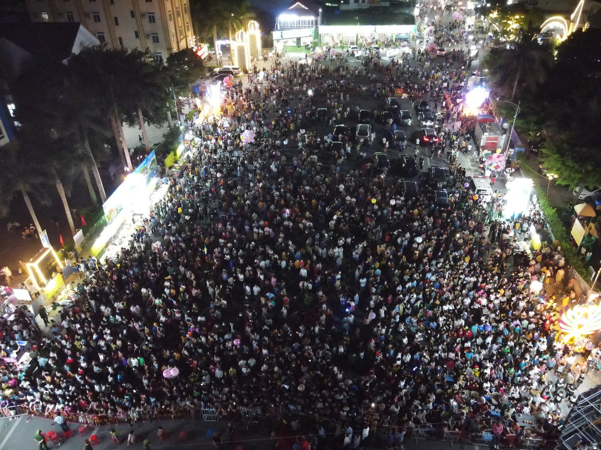 20h, dòng người đổ về Quảng trường khu dịch Hải Tiến ngày một đông.