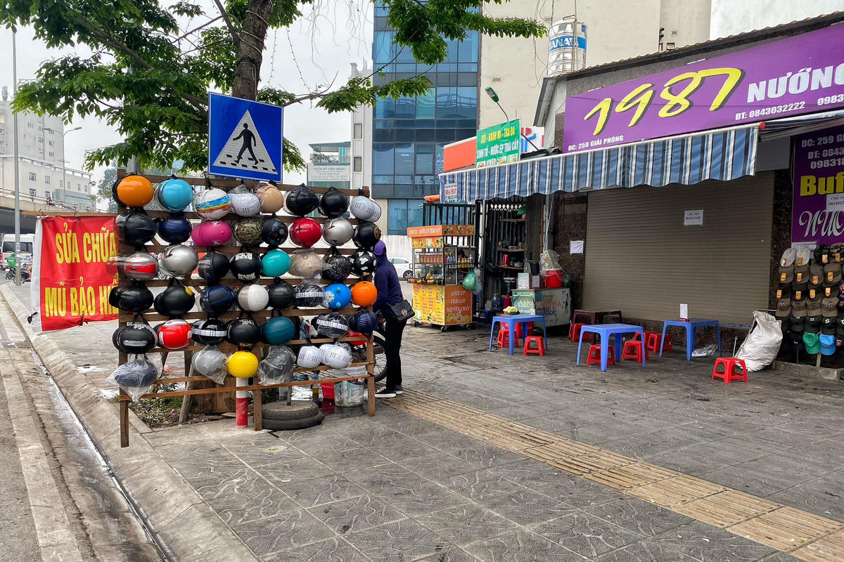 [ẢNH] Vỉa hè Hà Nội vẫn ngang nhiên bị lấn chiếm