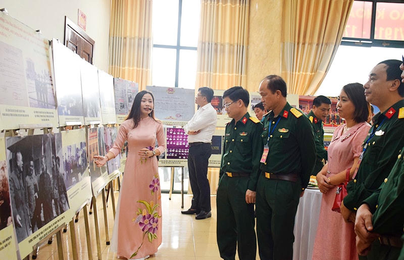Các đại biểu xem triển lãm về cuộc đời và sự nghiệp của Đại tướng Chu Huy Mân