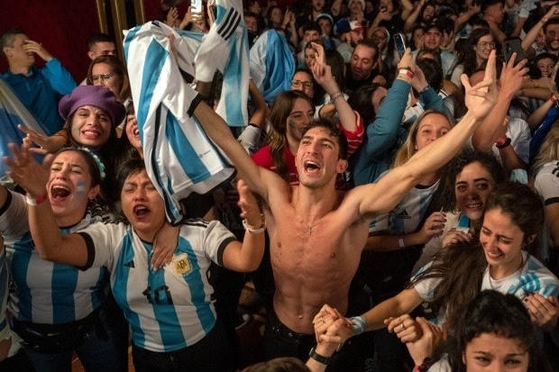 Người hâm mộ Argentina ăn mừng trong một quán bar ở Madrid, Tây Ban Nha (Ảnh: AP).